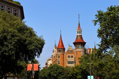  Casa Terrades veya Casa de les Punxes, mimar Josep Puig i Cadafalch tarafından inşa edilmiştir..