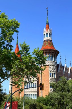  Casa Terrades veya Casa de les Punxes, mimar Josep Puig i Cadafalch tarafından inşa edilmiştir..