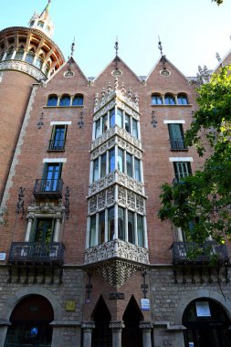 Casa Terrades veya Casa de les Punxes, mimar Josep Puig i Cadafalch tarafından inşa edilmiştir..