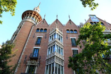Casa Terrades veya Casa de les Punxes, mimar Josep Puig i Cadafalch tarafından inşa edilmiştir..
