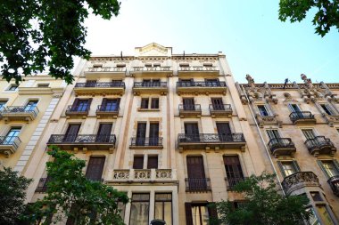 Barselona, İspanya 'da örnek binalarla sokak manzarası 