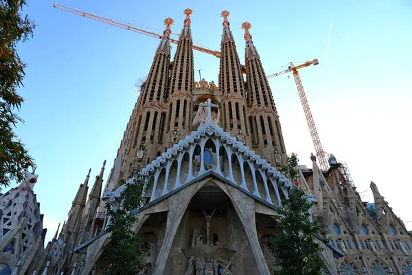 La Sagrada Familia Katedrali. Mimar Antonio Gaudi tarafından tasarlandı ve 1882 'den beri insanların bağışlarıyla inşa ediliyor.