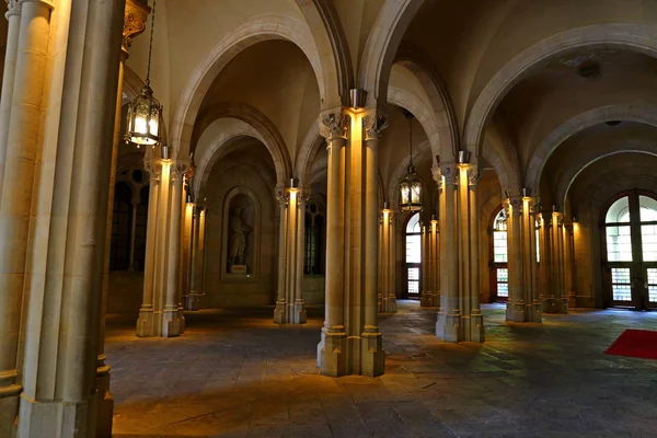 Universitat de Barcelona (Barselona Üniversitesi) 3 Kasım 1450 tarihinde İspanya 'nın Barcelona kentinde kurulmuştur..
