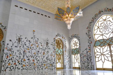 Şeyh Zayed Büyük Cami Merkezi SZGMC BAE 'deki en büyük camidir.