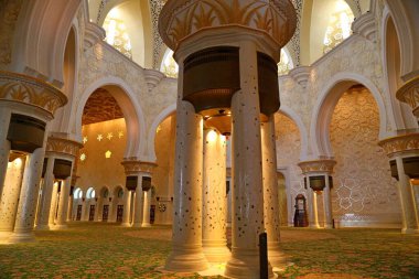 Şeyh Zayed Büyük Cami Merkezi SZGMC BAE 'deki en büyük camidir.