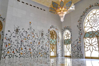 Şeyh Zayed Büyük Cami Merkezi SZGMC BAE 'deki en büyük camidir.