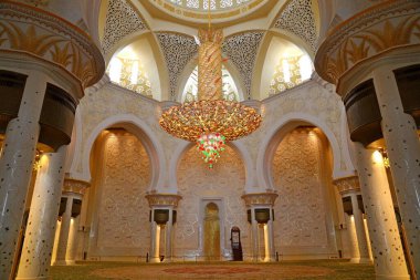 Şeyh Zayed Büyük Cami Merkezi SZGMC BAE 'deki en büyük camidir.