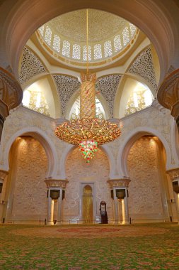 Şeyh Zayed Büyük Cami Merkezi SZGMC BAE 'deki en büyük camidir.
