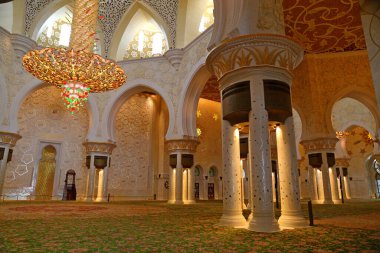 Şeyh Zayed Büyük Cami Merkezi SZGMC BAE 'deki en büyük camidir.