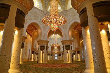 Şeyh Zayed Büyük Cami Merkezi SZGMC BAE 'deki en büyük camidir.