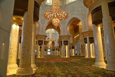 Şeyh Zayed Büyük Cami Merkezi SZGMC BAE 'deki en büyük camidir.