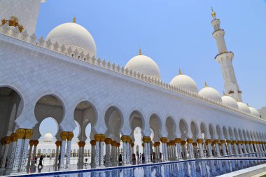 Şeyh Zayed Büyük Cami Merkezi SZGMC BAE 'deki en büyük camidir.