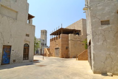 Eski Dubai binaları ve geleneksel Arap caddeleri. Tarihsel Al Fahidi Mahallesi, Dubai 'de Al Bastakiya.