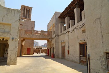 Eski Dubai binaları ve geleneksel Arap caddeleri. Tarihsel Al Fahidi Mahallesi, Dubai 'de Al Bastakiya.