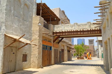 Eski Dubai binaları ve geleneksel Arap caddeleri. Tarihsel Al Fahidi Mahallesi, Dubai 'de Al Bastakiya.