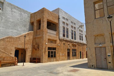Eski Dubai binaları ve geleneksel Arap caddeleri. Tarihsel Al Fahidi Mahallesi, Dubai 'de Al Bastakiya.