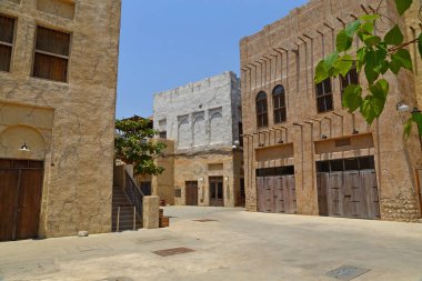 Eski Dubai binaları ve geleneksel Arap caddeleri. Tarihsel Al Fahidi Mahallesi, Dubai 'de Al Bastakiya.