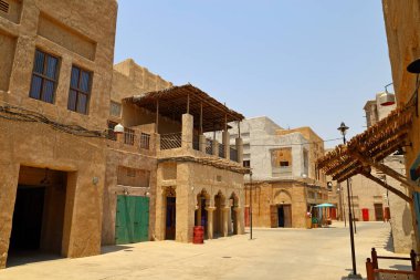 Eski Dubai binaları ve geleneksel Arap caddeleri. Tarihsel Al Fahidi Mahallesi, Dubai 'de Al Bastakiya.