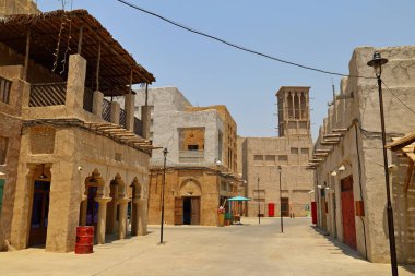 Eski Dubai binaları ve geleneksel Arap caddeleri. Tarihsel Al Fahidi Mahallesi, Dubai 'de Al Bastakiya.