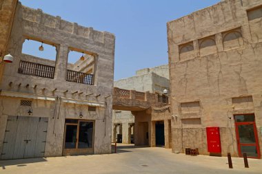 Eski Dubai binaları ve geleneksel Arap caddeleri. Tarihsel Al Fahidi Mahallesi, Dubai 'de Al Bastakiya.