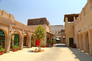 Eski Dubai binaları ve geleneksel Arap caddeleri. Tarihsel Al Fahidi Mahallesi, Dubai 'de Al Bastakiya.