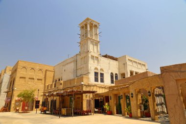 Eski Dubai binaları ve geleneksel Arap caddeleri. Tarihsel Al Fahidi Mahallesi, Dubai 'de Al Bastakiya.