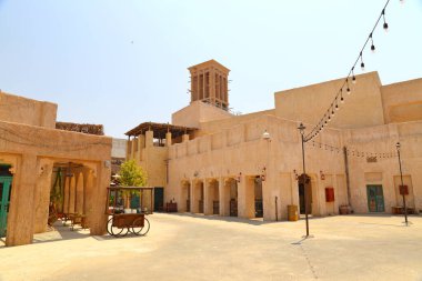 Eski Dubai binaları ve geleneksel Arap caddeleri. Tarihsel Al Fahidi Mahallesi, Dubai 'de Al Bastakiya.