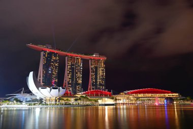 Singapur finans bölgesi silueti singapur marina koyunda gece 