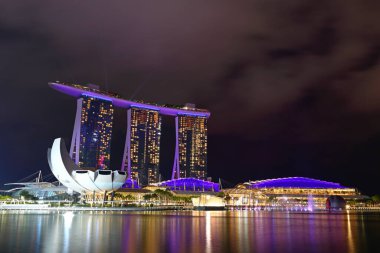 Singapur finans bölgesi silueti singapur marina koyunda gece 