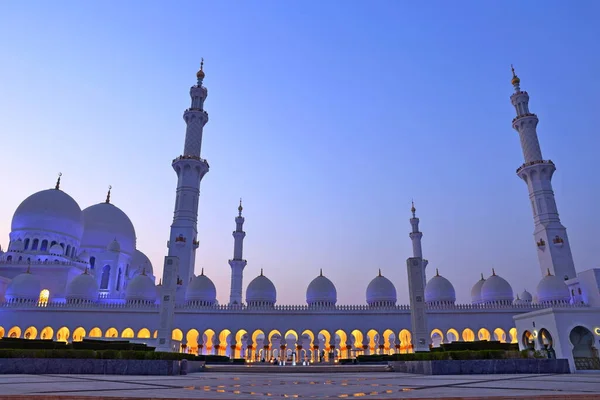 Большой Мечеть Шейха Зайеда Центр Szgmc Является Крупнейшей Мечетью Оаэ — стоковое фото