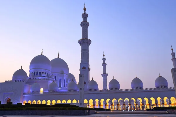 谢赫扎耶德大清真寺中心Szgmc是阿联酋最大的清真寺 — 图库照片