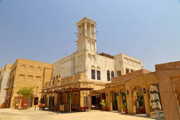 Eski Dubai binaları ve geleneksel Arap caddeleri. Tarihsel Al Fahidi Mahallesi, Dubai 'de Al Bastakiya.