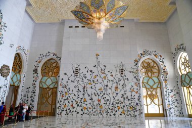 Şeyh Zayed Büyük Cami Merkezi SZGMC BAE 'deki en büyük camidir.
