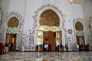 Şeyh Zayed Büyük Cami Merkezi SZGMC BAE 'deki en büyük camidir.