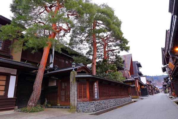 岐阜県高山市飛騨高山の旧市街地に伝統的な木造住宅を保存 — ストック写真