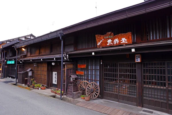 岐阜県高山市飛騨高山の旧市街地に伝統的な木造住宅を保存 — ストック写真