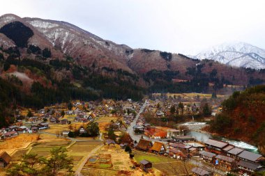  Shirakawa-go 'nun tarihi köyü. Shirakawa-go, Japonya 'nın Gifu ilindeki UNESCO Dünya Mirasları Listesi' nde yer alıyor..