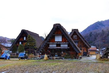  Shirakawa-go 'nun tarihi köyü. Shirakawa-go, Japonya 'nın Gifu ilindeki UNESCO Dünya Mirasları Listesi' nde yer alıyor..