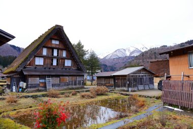 Shirakawa-go 'nun tarihi köyü. Shirakawa-go, Japonya 'nın Gifu ilindeki UNESCO Dünya Mirasları Listesi' nde yer alıyor..