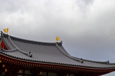 Japonya 'nın Uji, Kyoto kentindeki Byodoin Kompleksi' nde geleneksel Japon mimarisi..