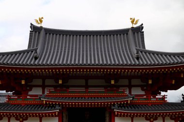 Japonya 'nın Uji, Kyoto kentindeki Byodoin Kompleksi' nde geleneksel Japon mimarisi..