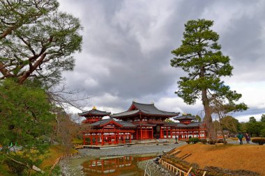 Japonya 'nın Uji, Kyoto kentindeki Byodoin Kompleksi' nde geleneksel Japon mimarisi..