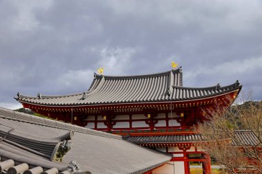 Japonya 'nın Uji, Kyoto kentindeki Byodoin Kompleksi' nde geleneksel Japon mimarisi..