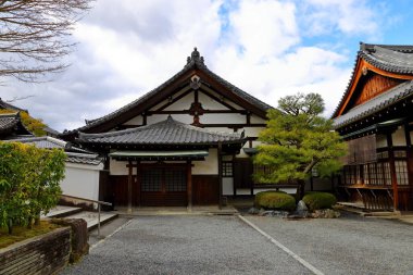 Japonya 'nın Uji, Kyoto kentindeki Byodoin Kompleksi' nde geleneksel Japon mimarisi..