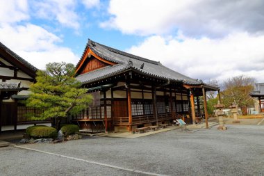 Japonya 'nın Uji, Kyoto kentindeki Byodoin Kompleksi' nde geleneksel Japon mimarisi..
