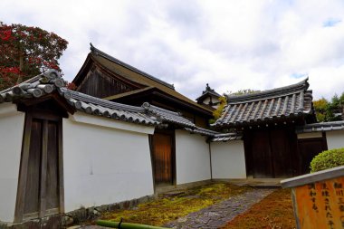 Japonya 'nın Uji, Kyoto kentindeki Byodoin Kompleksi' nde geleneksel Japon mimarisi..
