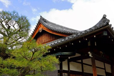 Japonya 'nın Uji, Kyoto kentindeki Byodoin Kompleksi' nde geleneksel Japon mimarisi..