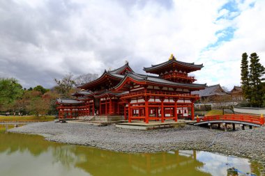 Japonya 'nın Uji, Kyoto kentindeki Byodoin Kompleksi' nde geleneksel Japon mimarisi..