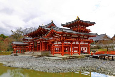Japonya 'nın Uji, Kyoto kentindeki Byodoin Kompleksi' nde geleneksel Japon mimarisi..