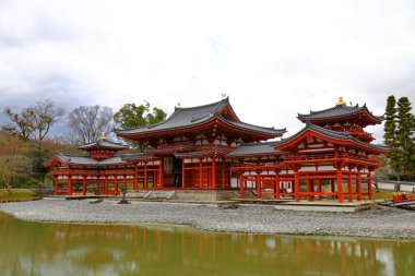 Japonya 'nın Uji, Kyoto kentindeki Byodoin Kompleksi' nde geleneksel Japon mimarisi..